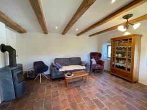 Posezení v ubytování Ferienhaus Kellerstöckl Dorrer Riegersburg mit Schwimmteich
