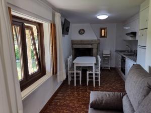 a living room with a table and a kitchen at Caticobas in San Pedro