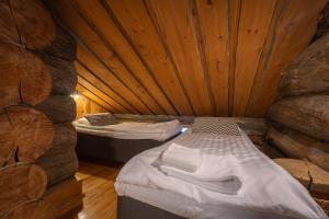 Postel nebo postele na pokoji v ubytování Kuukkeli Apartments Pikku-Hirvas ja Porotokka