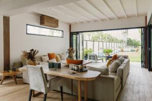 un salon avec un canapé et une table dans l'établissement Beachfront Villa in Bali, à Cemagi