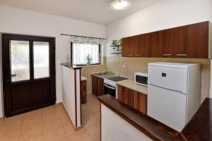 Kuchnia lub aneks kuchenny w obiekcie Apartmani Irena Arvaj