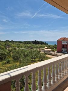 ビオグラード・ナ・モルにあるApartment Plavia Biogradの海の景色を望むバルコニー
