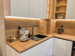 Η κουζίνα ή μικρή κουζίνα στο 1BR Apartment with a Free Designated Parking Space