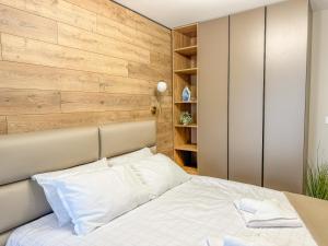 Ένα ή περισσότερα κρεβάτια σε δωμάτιο στο 1BR Apartment with a Free Designated Parking Space