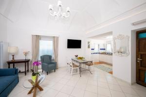 Una sala de estar con un sofá azul y una mesa. en Blue Moon House Praiano, en Praiano