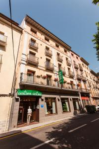 Ein Mann steht im Fenster eines Gebäudes. in der Unterkunft Hotel Catalunya Ribes de Freser in Ribes de Freser