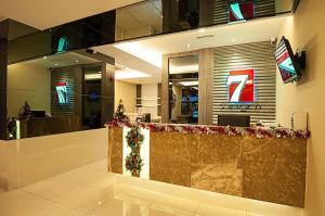 TV a/nebo společenská místnost v ubytování Seven Hotel