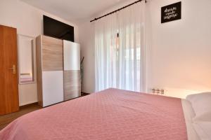 Łóżko lub łóżka w pokoju w obiekcie Apartmani Irena Arvaj