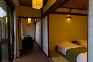 东伊豆町瑞光園-大川 Zuiko Retreat的房间里有两张床，还有一面镜子