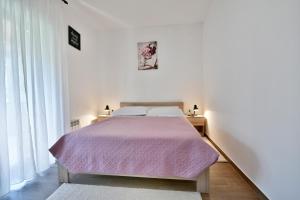 Łóżko lub łóżka w pokoju w obiekcie Apartmani Irena Arvaj