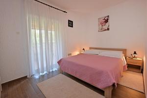 Łóżko lub łóżka w pokoju w obiekcie Apartmani Irena Arvaj