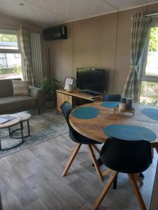 a living room with a table and chairs at PrinsHeerlijk in Harderwijk