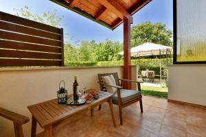 Patio lub wspólna przestrzeń na świeżym powietrzu w obiekcie Apartmani Irena Arvaj
