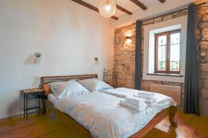 ein Schlafzimmer mit einem Bett mit Handtüchern darauf in der Unterkunft Chesa Konoba in Rovinj