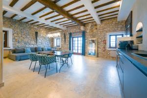 eine Küche und ein Wohnzimmer mit Tisch und Stühlen in der Unterkunft Chesa Konoba in Rovinj
