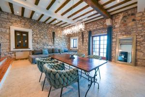 ein Wohnzimmer mit einem Holztisch und Stühlen in der Unterkunft Chesa Konoba in Rovinj + 24 Fotos