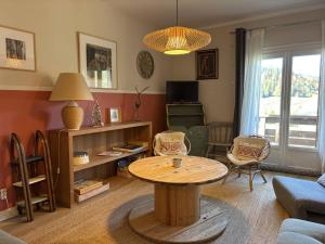 un salon avec une table et des chaises en bois dans l'établissement Appartement fonctionnel avec balcons, parking et Wi-Fi - Centre de Villard de Lans - FR-1-548-19, à Villard-de-Lans