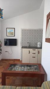 a living room with a table and a sink at Jardines del Acebron in El Rocío