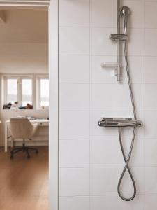 a shower in an office with a glass door at Golfinspirerat boende med cyklar, pool och tennisbana in Torekov
