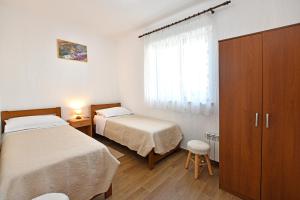 Łóżko lub łóżka w pokoju w obiekcie Apartmani Irena Arvaj