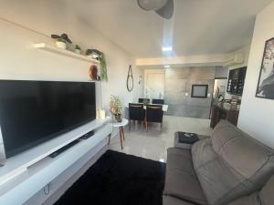 ein Wohnzimmer mit einem großen Flachbildfernseher in der Unterkunft POA Heart Stay - Vista para o Guaíba no Centro Médico de Porto Alegre in Porto Alegre + 25 Fotos