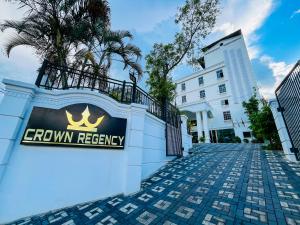 巴杜勒CROWN REGENCY- BADULLA的白色建筑上写着“皇冠更新”的标志
