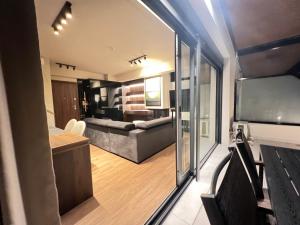 - un salon avec un canapé et une télévision dans l'établissement Cleopatra City Center Luxury E2 Maisonette, à Vólos 10 autres photos