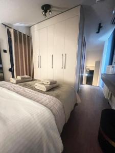 - une chambre avec 2 lits avec des placards blancs dans l'établissement Cleopatra City Center Luxury E2 Maisonette, à Vólos