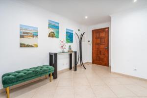 ein Wohnzimmer mit einer grünen Couch und einem Tisch in der Unterkunft Two Bedroom Apartment - 110m2, AC, Terrace, Wi-Fi in Lagos + 24 Fotos