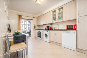 eine Küche mit einer Waschmaschine und einem Geschirrspüler in der Unterkunft Two Bedroom Apartment - 110m2, AC, Terrace, Wi-Fi in Lagos