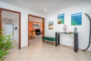 ein Wohnzimmer mit Tisch und Kamin in der Unterkunft Two Bedroom Apartment - 110m2, AC, Terrace, Wi-Fi in Lagos