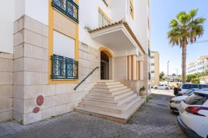 ein Gebäude mit einer Treppe davor in der Unterkunft Two Bedroom Apartment - 110m2, AC, Terrace, Wi-Fi in Lagos