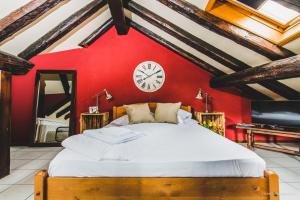 Rúm í herbergi á Aux chambres du Banneret