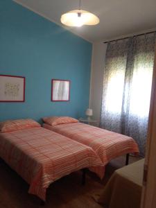 Giường trong phòng chung tại CASE PUNTA MONACO - Appartamenti con wi-fi e parcheggio privato gratuito