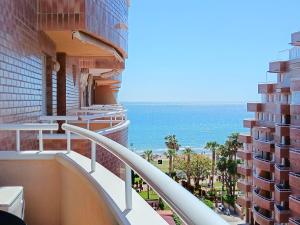 un balcone con vista sull'oceano di AyF 1ª LINEA 3 HABITACIONES VISTAS AL MAR a Oropesa del Mar