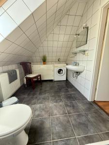 Ένα μπάνιο στο Ferienwohnung Sommerwind