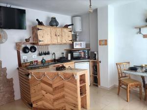 a kitchen with a wooden island in a room at Ocean Pirate in Costa de Antigua