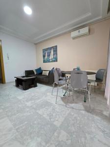 Una sala de estar con un sofá, una mesa y sillas. en Luxury apartment in Tunisia, en Sidi Daoud 6 fotos más