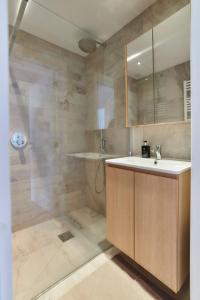 un baño con lavabo y ducha en Parador Heaven, en Mellet