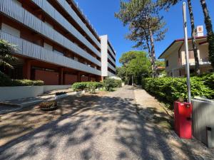 een lege straat voor een gebouw bij Euro Residence in Lignano Sabbiadoro