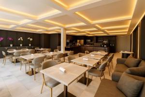 Un restaurante con mesas y sillas y un bar. en Elite World Homes Istanbul Bosphorus, en Estambul
