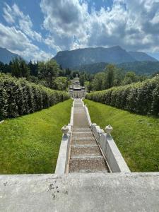 eine Treppe, die zu einem Gebäude auf einem Feld führt in der Unterkunft Billes gemütliches Gästezimmer Zugspitz Arena in Bichlbach + 12 Fotos