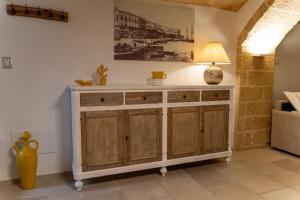 a room with a table with a lamp on it at Casa Dogana in Gallipoli