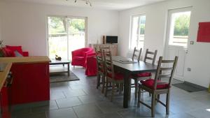 - une cuisine et une salle à manger avec une table et des chaises dans l'établissement Gîte Les Sources de l'Andelle, à La Ferté-Saint-Samson