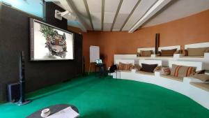 TV a/nebo společenská místnost v ubytování Atlas Ecosite