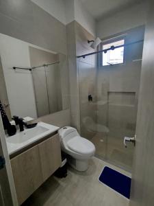 ein Badezimmer mit Toilette, Dusche und Waschbecken in der Unterkunft exclusivo apto 112 sierra beach by vacationvip in Playa Bello Horizonte