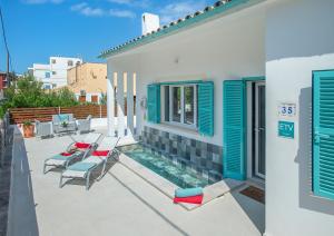Bazén v ubytování Owl Booking Villa Beach House Magdalena - 5 Min Walk to the Beach nebo v jeho okolí