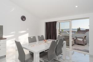 Posezení v ubytování Apartment Skyline + 25 fotografií