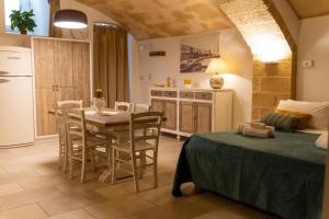 a kitchen and dining room with a table and chairs at Casa Dogana in Gallipoli
