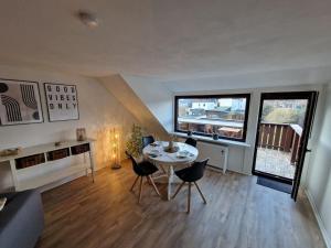 a living room with a table and chairs at Ferienwohnung Wiese in Langelsheim